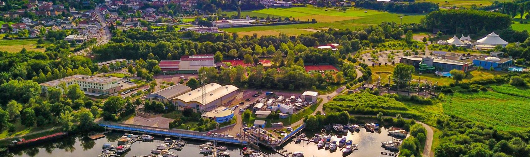 Das Foto zeigt eine Luftaufnahme vom Sport- und Freizeitpark im Stadtteil Hilbringen.